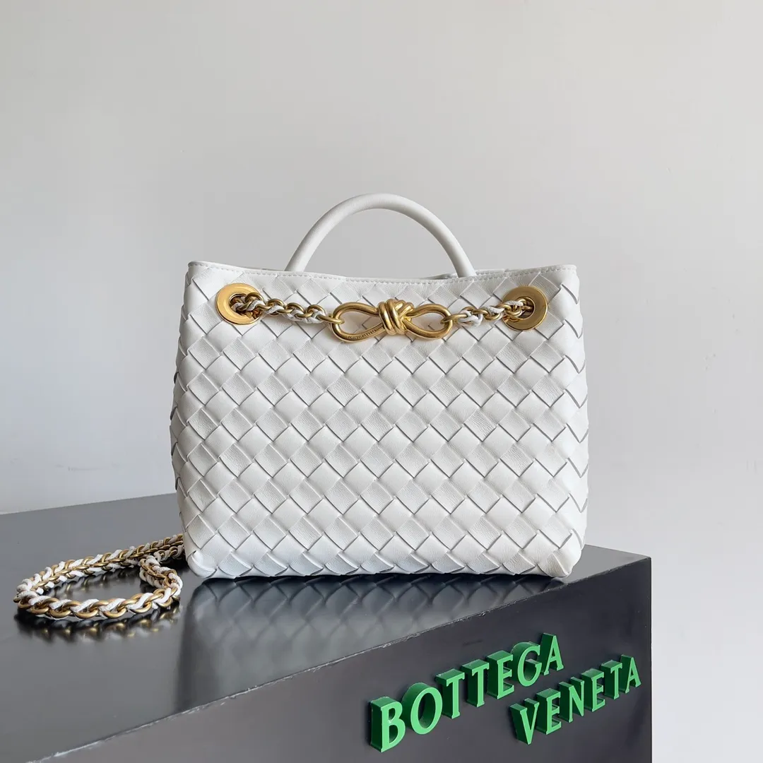 Batch 1960 BOTTEGA VENETA 2024 spring and summer new small ANDIAMO chain bag is also available! 🔥🔥I believe many friends have been waiting for a long time. The metallic chain adds a touch of sophistication to the original softness and elegance of Andiamo. The collision of classic craftsmanship and elegance creates a different kind of beauty. Style number: 786008 Size: 25*22*10.5cm